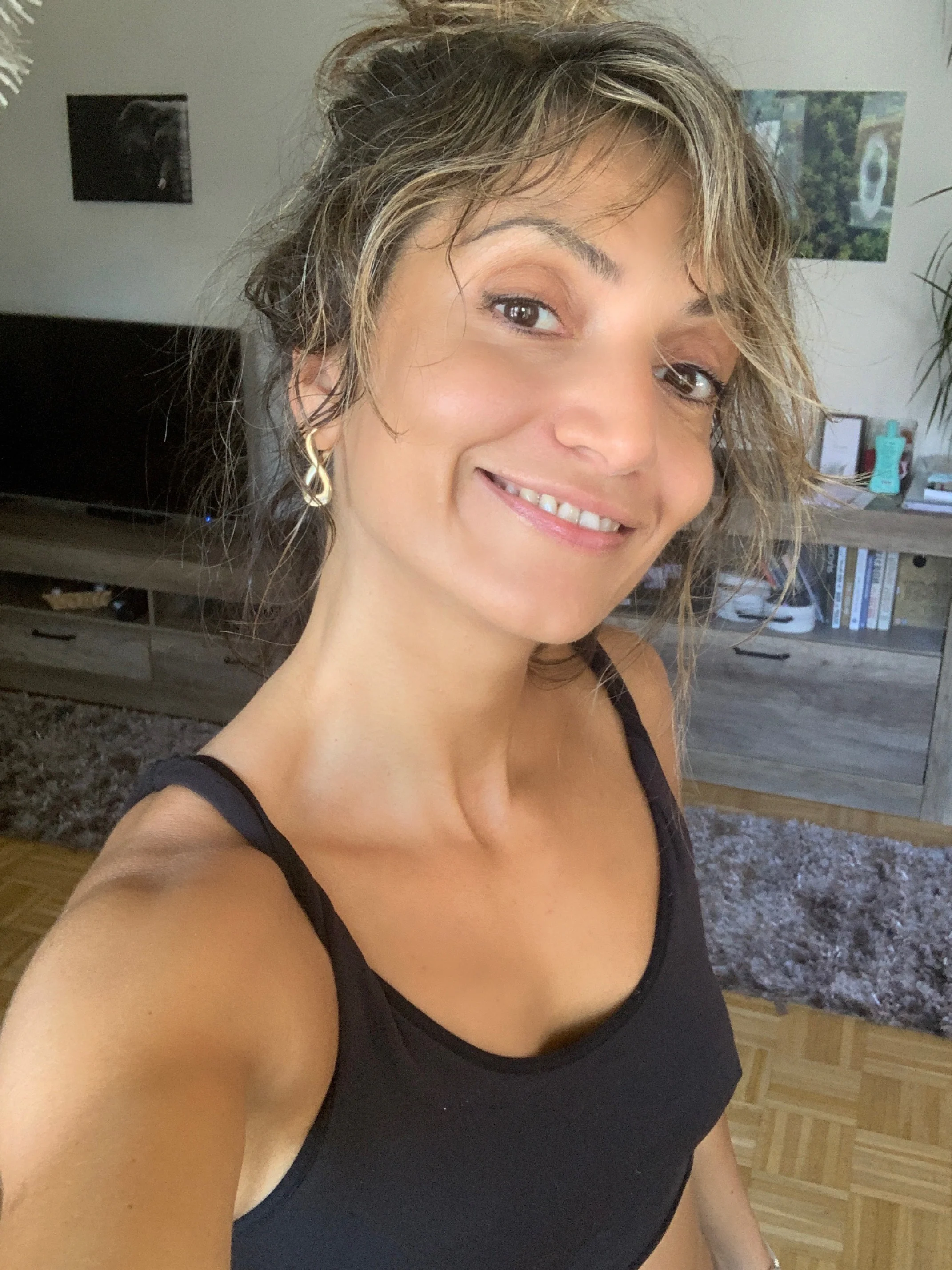 Maka (42) trägt den Brakini unsichtbar unter Alltagskleidung im Wohnzimmer.