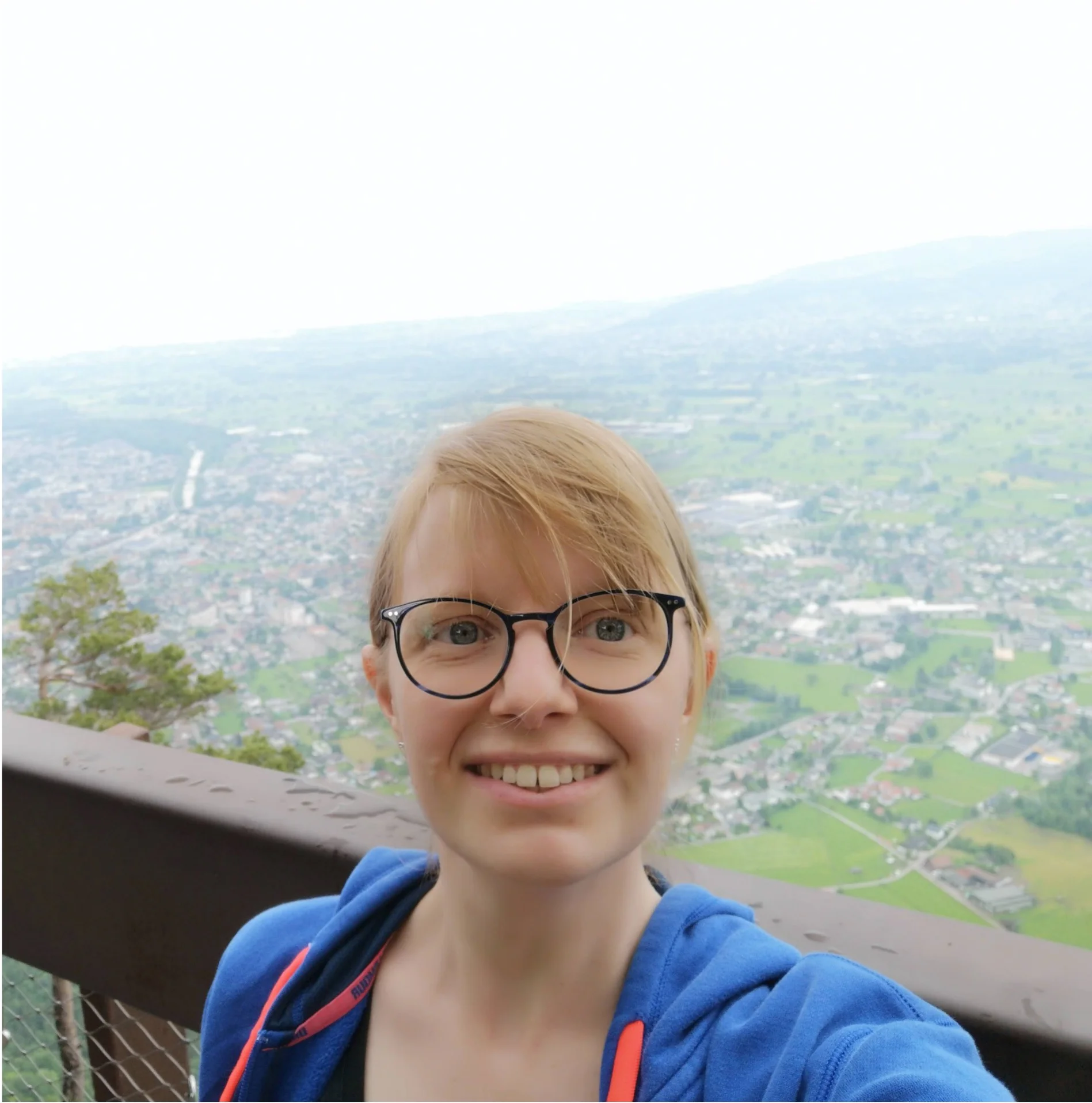 Rebecca (31) am Wasser — Brakini als Begleiter zwischen Beruf und Outdoor-Ausflug.