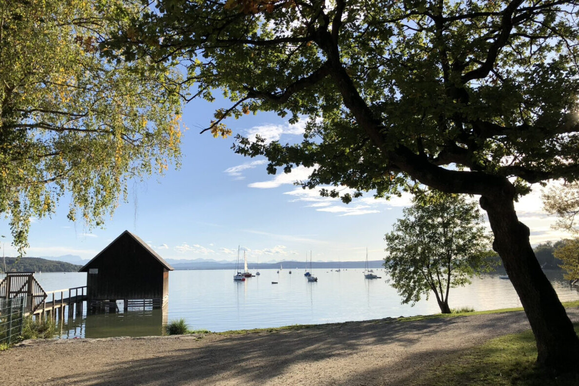 Sommerliche Szene am See als Inspiration für die Idee ‚Bikini statt BH‘.