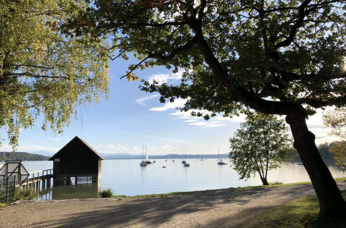 Sommerliche Szene am See als Inspiration für die Idee ‚Bikini statt BH‘.