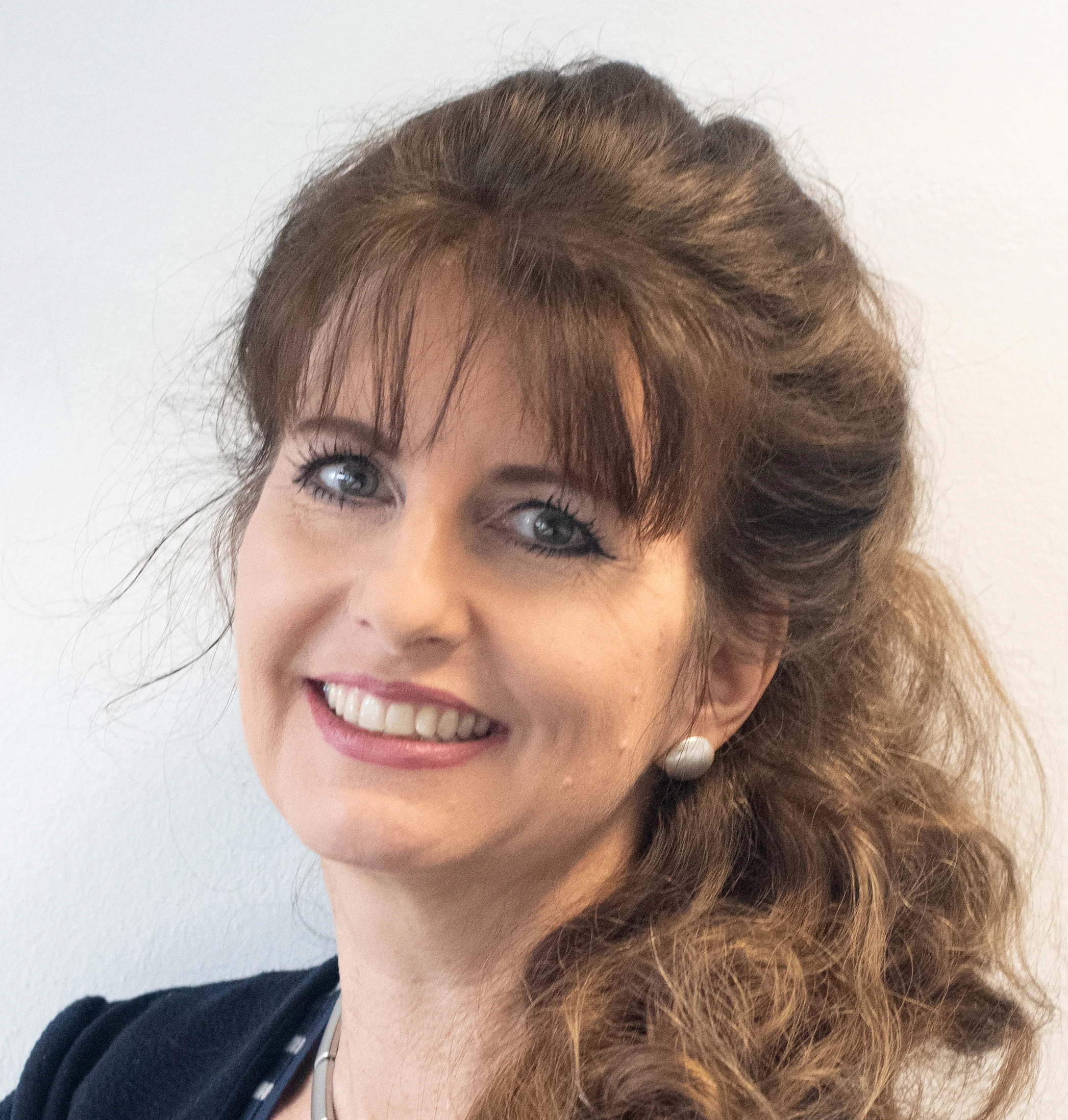 Ursula (56) im eleganten Oberteil — Brakini mit Vorderverschluss als bequeme Basis.