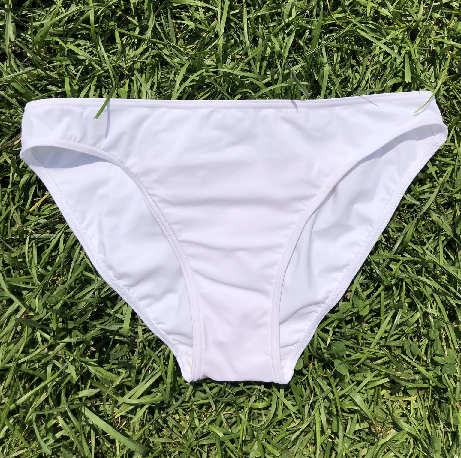 Brakini Bikini-Slip in Pure White — Vorderansicht.