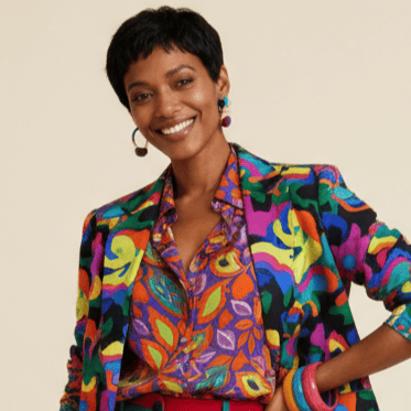 Visual Artist Zoe trägt Brakini passend zu asymmetrischen Tops und tiefem Rückenausschnitt.