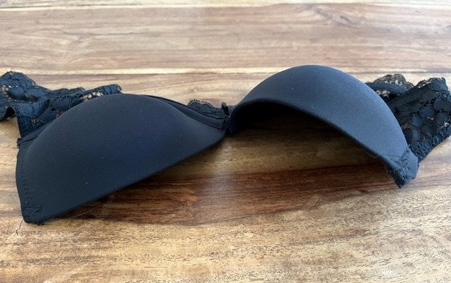 Vergleich eines BHs mit Bügel und ohne Bügel zur Darstellung von Flexibilität.