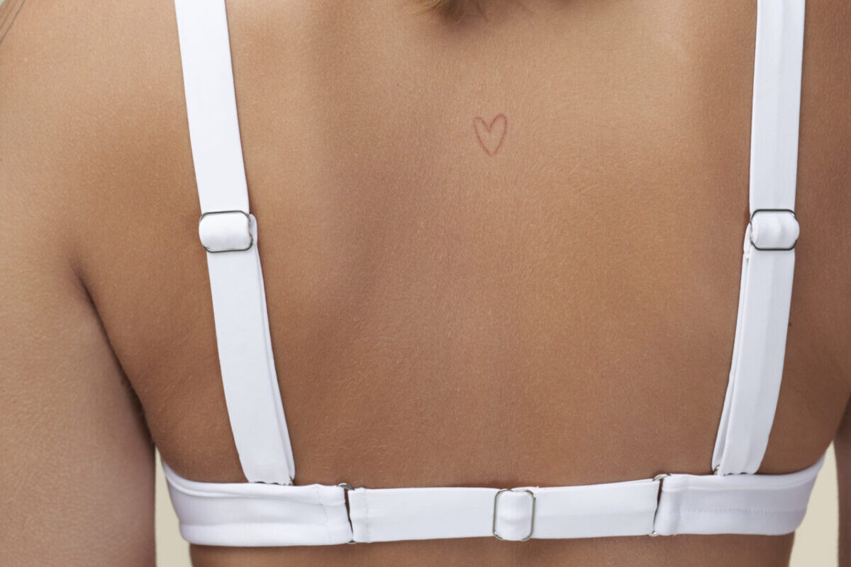 Detail einer stufenlosen Weitenverstellung mit Schieber am Unterbrustband.