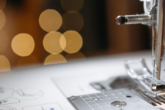 Detailaufnahme einer europäischen Manufaktur: Hände bei der Unterwäschefertigung.