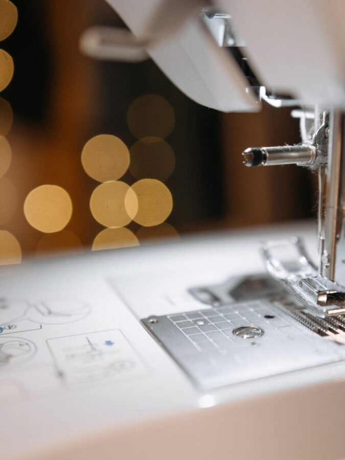 Detailaufnahme einer europäischen Manufaktur: Hände bei der Unterwäschefertigung.